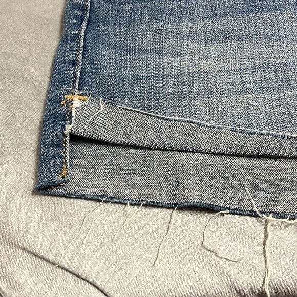 Cosmic Blue Love 28" Cutoff Denim Shorts Blue Pockets Stretch Distressed NWT - Picture 4 of 13